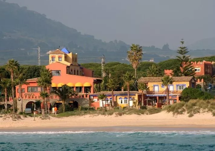 Hotel Dos Mares w Tarifie — kolorowe budynki przy plaży, widok od strony morza